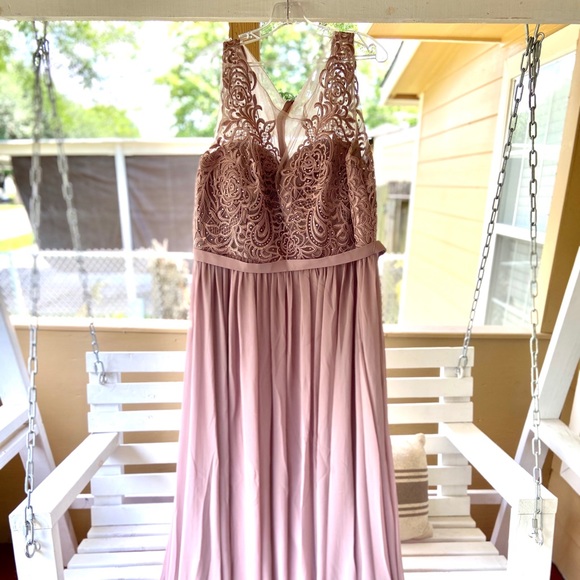 Beautiful gown - Picture 4 of 4